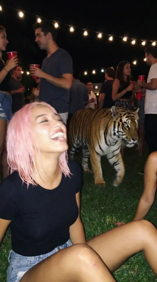La misma chica riendo en una fiesta nocturna en un jardín